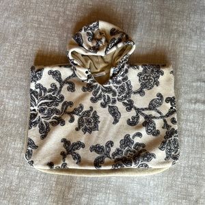 Car seat/winter poncho.